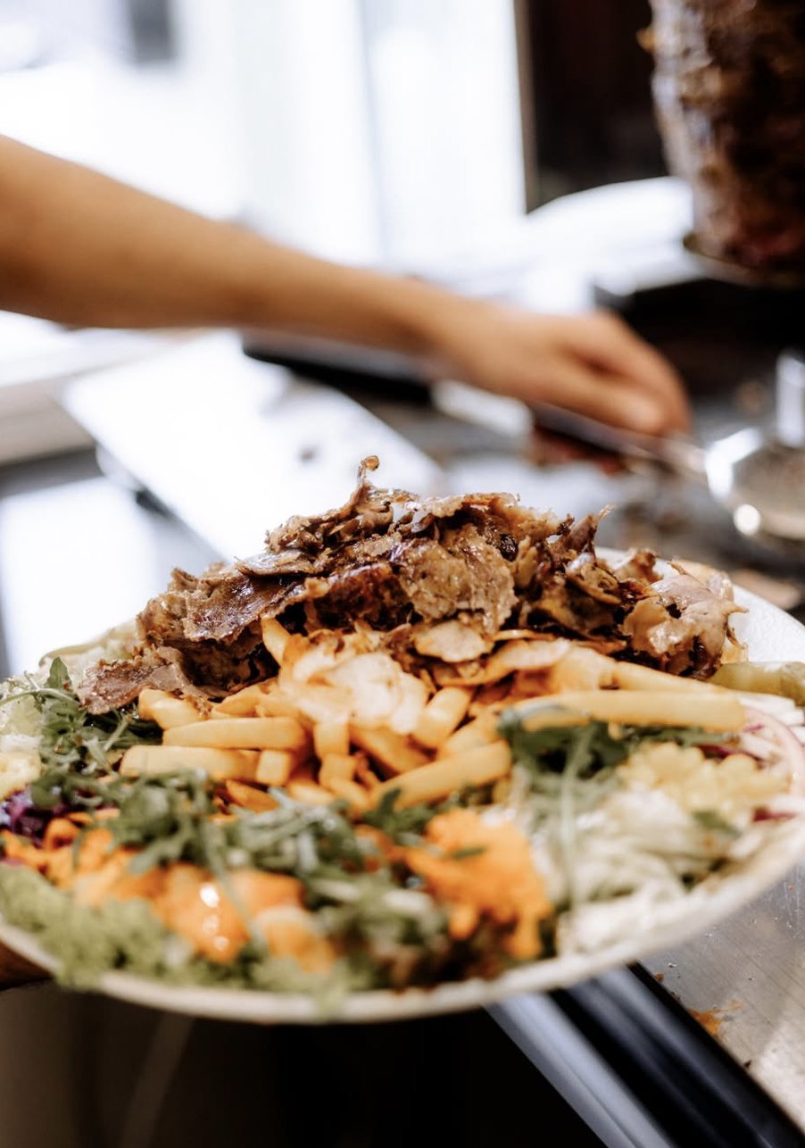 Döner-Teller mit Pommes und Salat, fertig zum Servieren